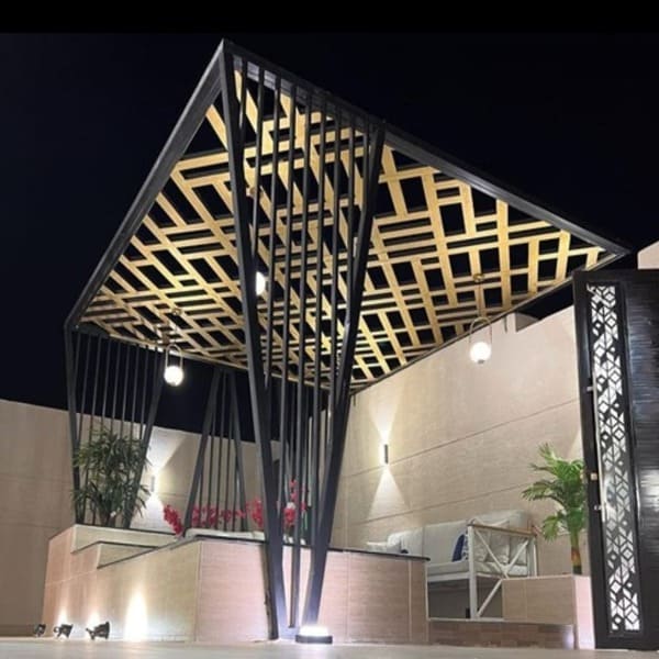 مظلات خشبية بتصميم حديد